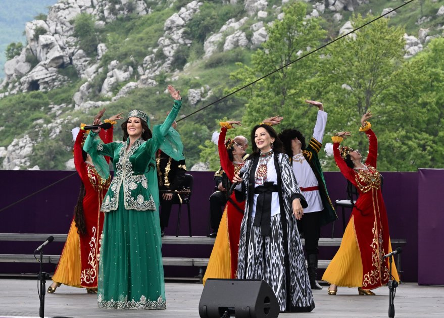 Azerbaijan portrays grand opening of 7th Kharibulbul Int'l Music Festival (PHOTO)
