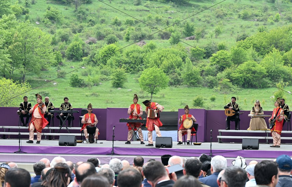Azerbaijan portrays grand opening of 7th Kharibulbul Int'l Music Festival (PHOTO)
