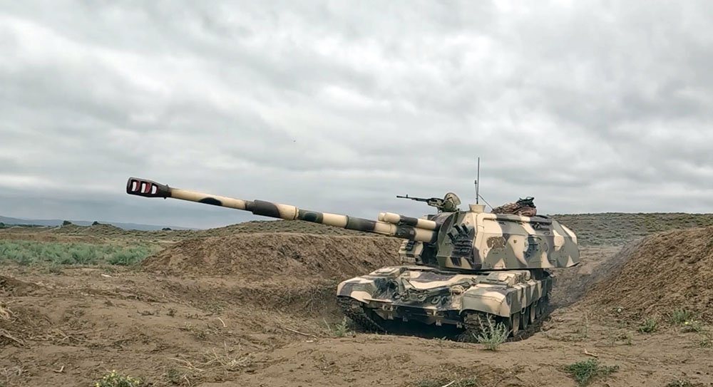 С артиллерийскими подразделениями ВС Азербайджана проводятся тактические учения с боевой стрельбой (ВИДЕО)