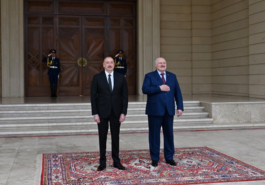 В Баку состоялась церемония официальной встречи Президента Республики Беларусь Александра Лукашенко (ВИДЕО/ФОТО)