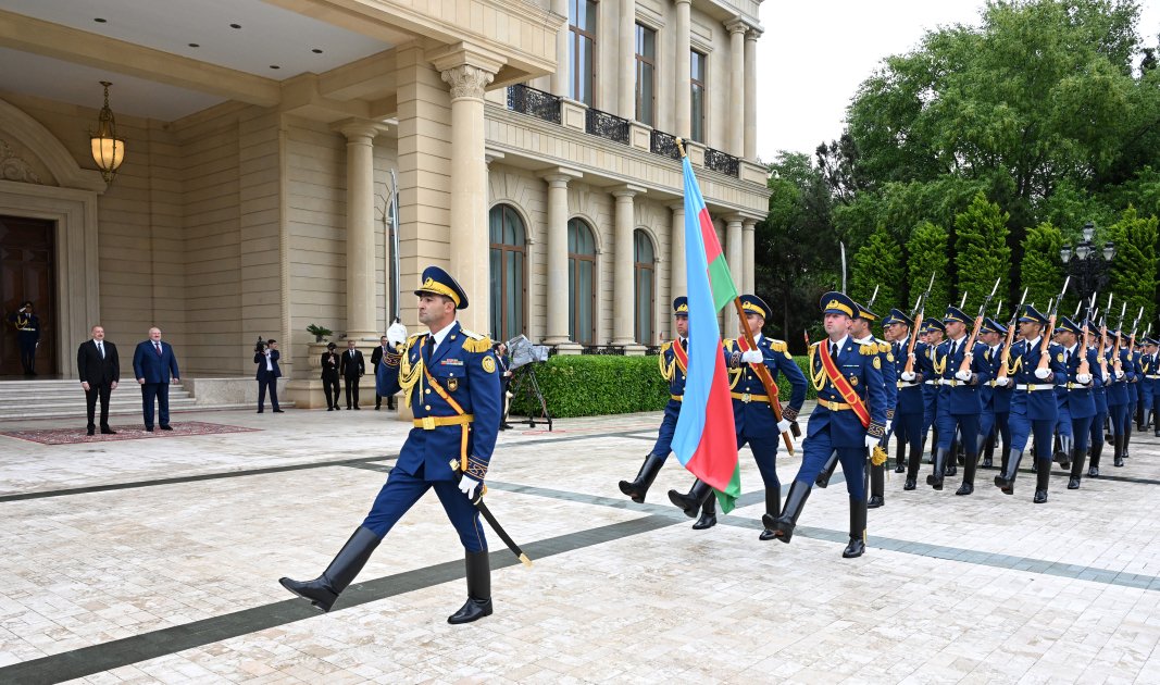 В Баку состоялась церемония официальной встречи Президента Республики Беларусь Александра Лукашенко (ВИДЕО/ФОТО)