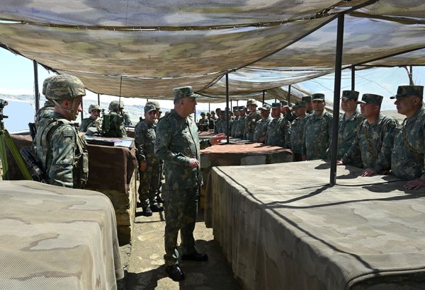 Azerbaijan's army official observes tactical exercises of artillery units (PHOTO)