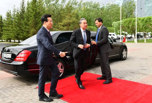 Chinese FM arrives on official visit to Kazakhstan
