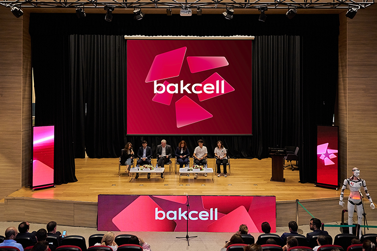 Генеральный директор Bakcell встретился с учениками Современного Образовательного Комплекса (ФОТО)