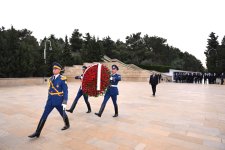 Эмомали Рахмон посетил Аллею шехидов в Баку (ФОТО)