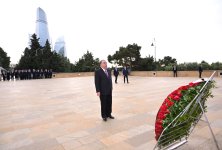 Эмомали Рахмон посетил Аллею шехидов в Баку (ФОТО)