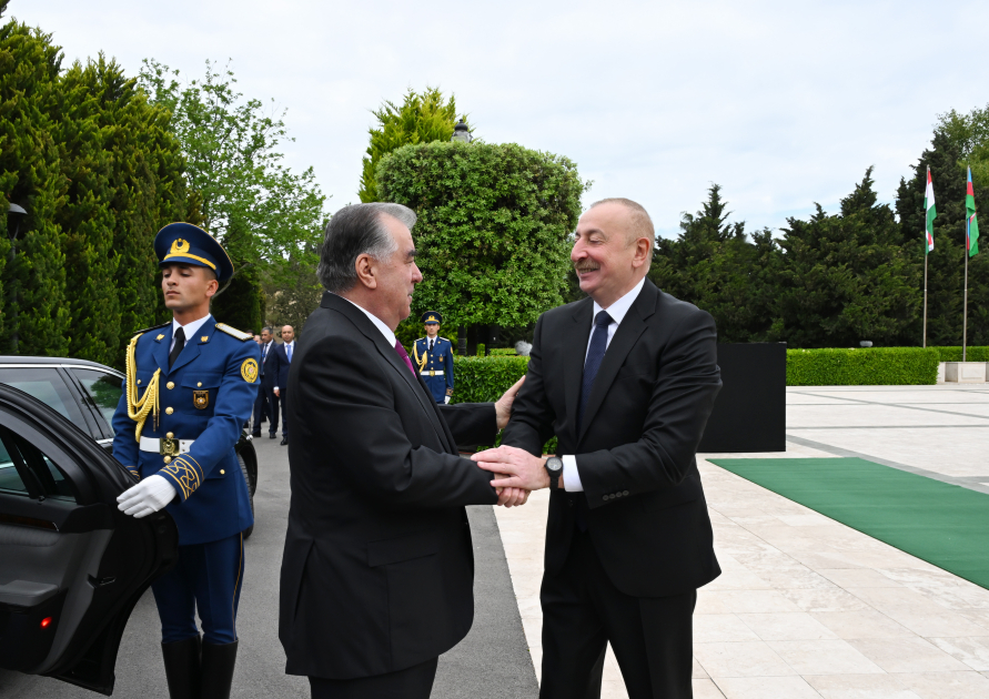 Состоялась церемония официальной встречи президента Таджикистана Эмомали Рахмона (ФОТО)