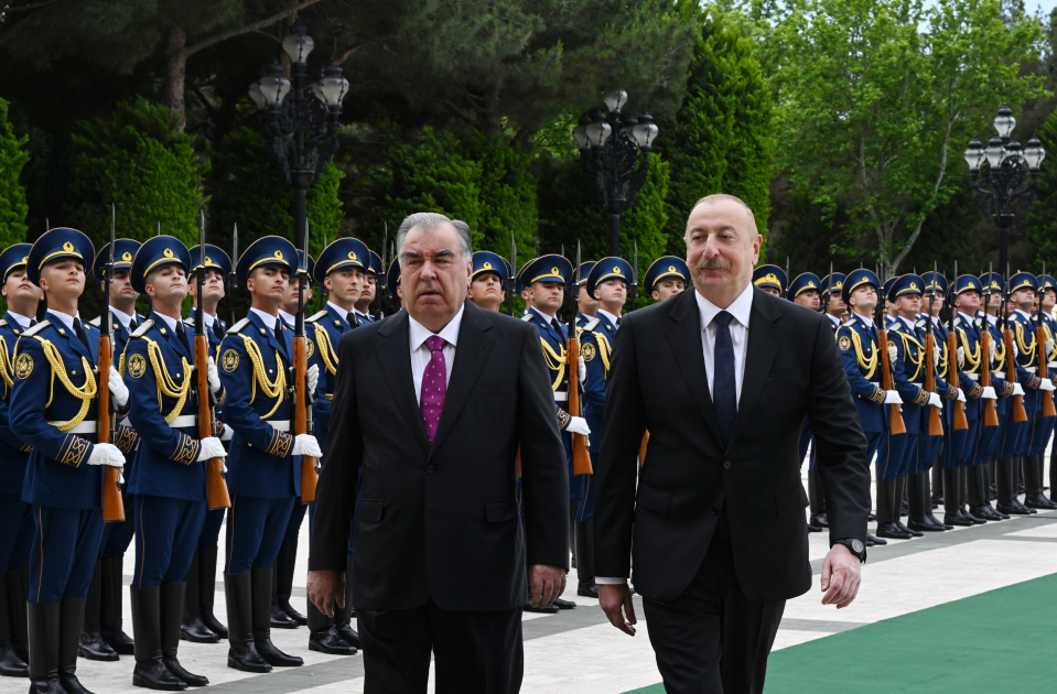 Состоялась церемония официальной встречи президента Таджикистана Эмомали Рахмона (ФОТО)