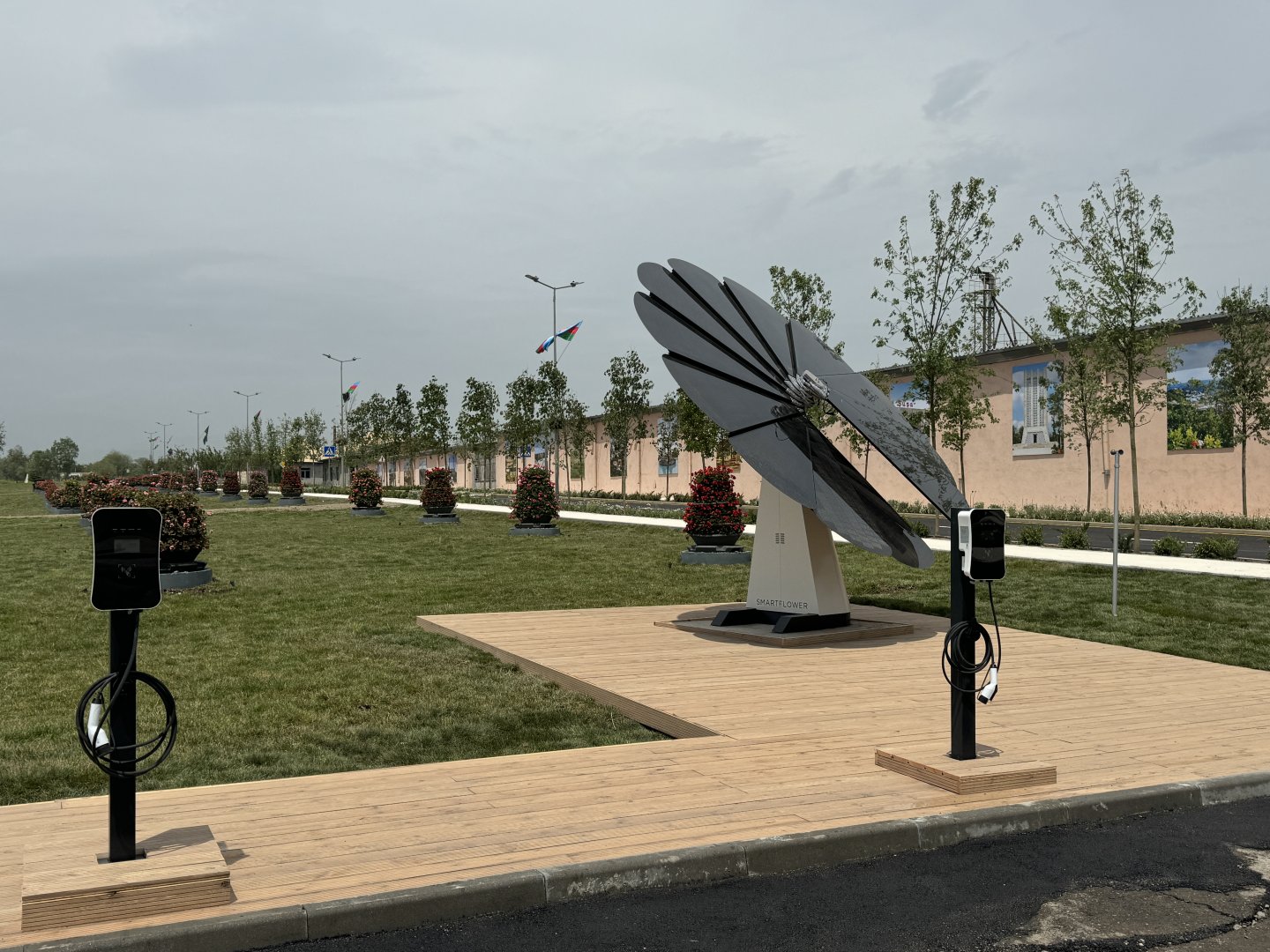 Azerbaijani A-Z Czech Engineering, US Smartflower Solar strike co-op deal (PHOTO/VIDEO)