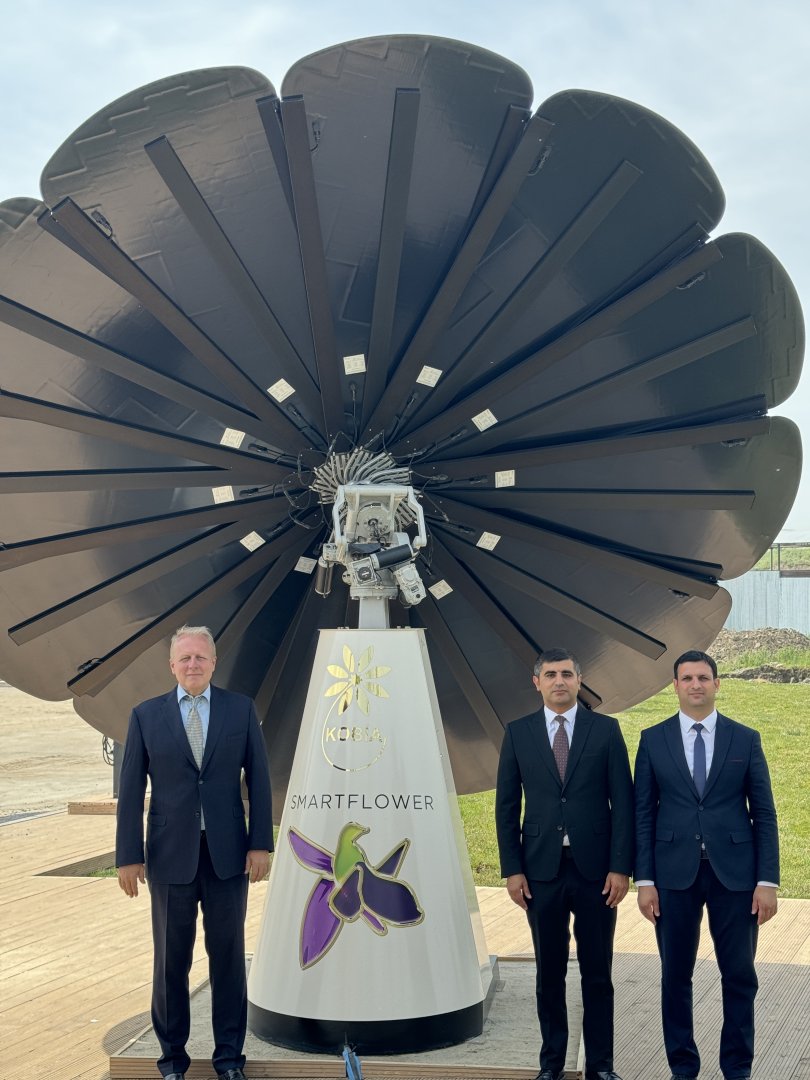 Azerbaijani A-Z Czech Engineering, US Smartflower Solar strike co-op deal (PHOTO/VIDEO)