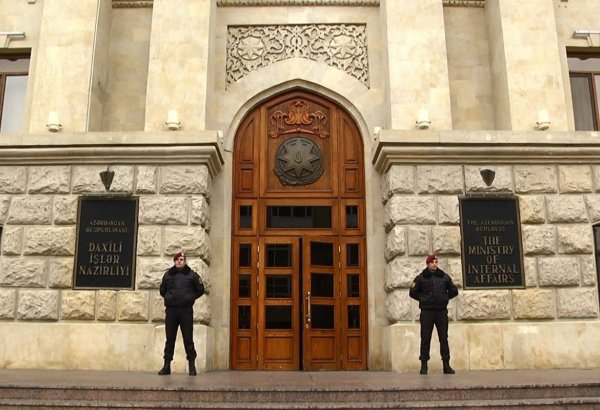 В связи с пожаром на нефтеперерабатывающем заводе в Баку на место происшествия прибыли сотрудники полиции