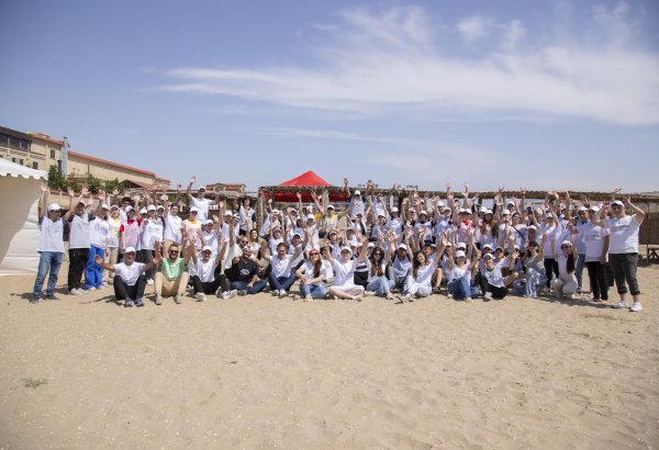 Azerbaijan's COP29 volunteers participate in coastal cleanup action (PHOTO)