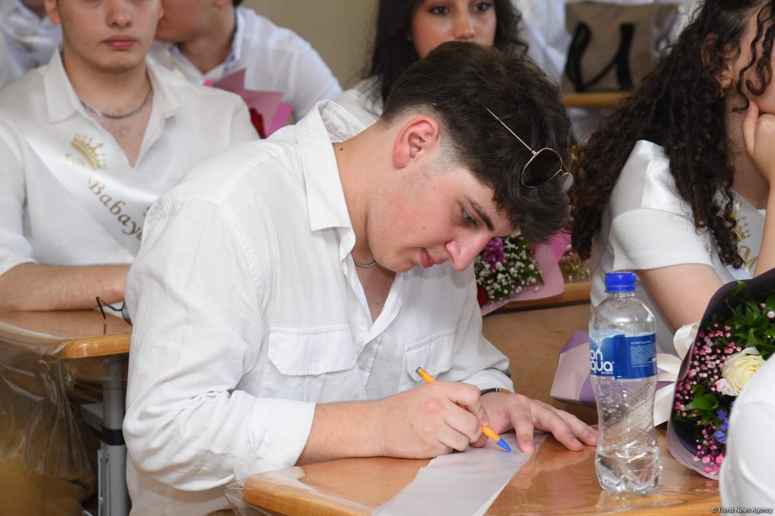 В школах Азербайджана прозвучал "Последний звонок" (ФОТОРЕПОРТАЖ)