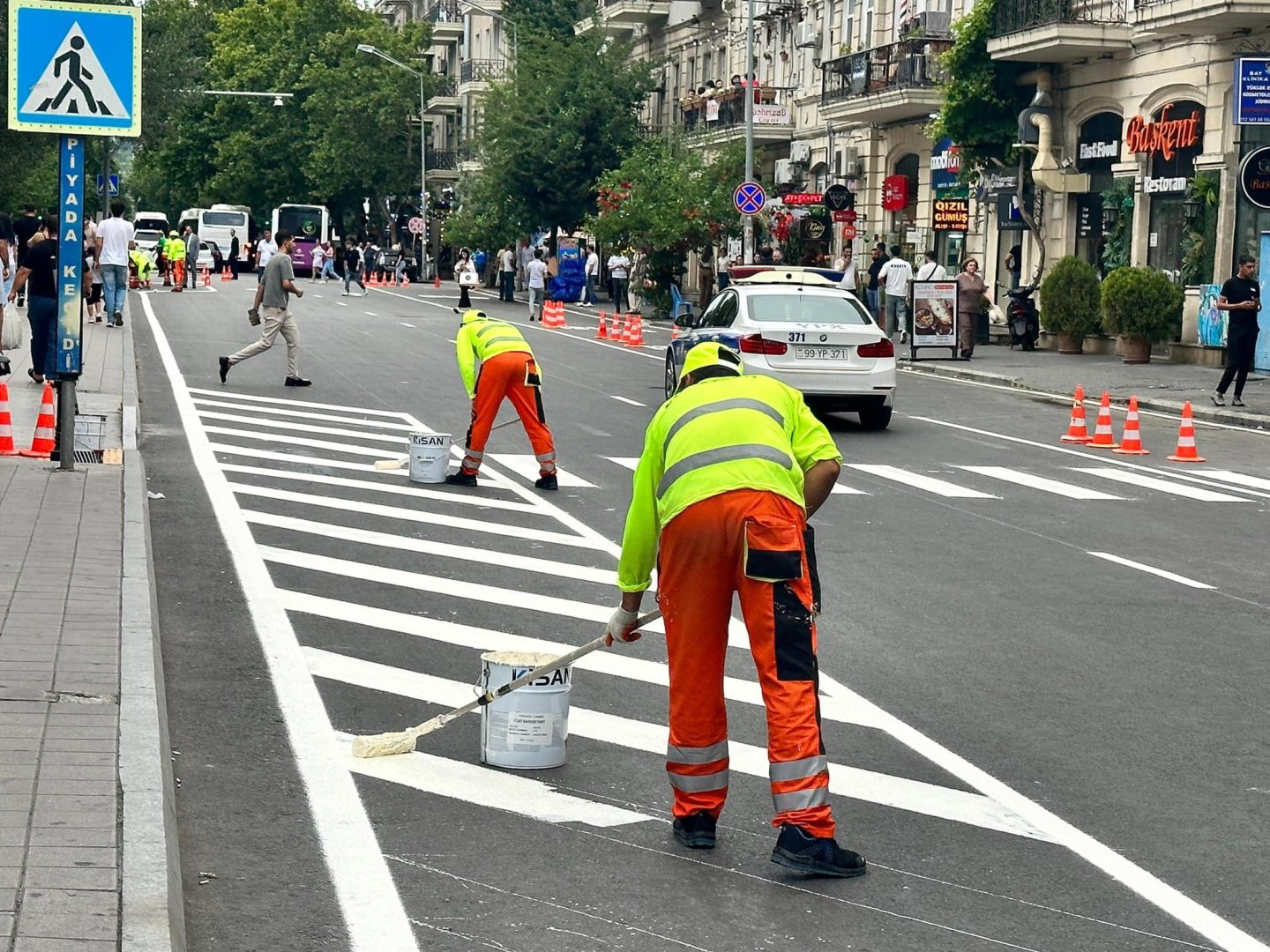 На одной из центральных улиц Баку начаты работы по организации специальных полос движения