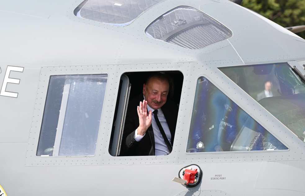 President Ilham Aliyev presented with military transport aircraft produced by Italian Leonardo (PHOTO/VIDEO)