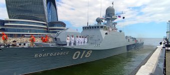 Корабли Каспийской флотилии ВМФ России совершили дружественный визит в Баку (ФОТО)