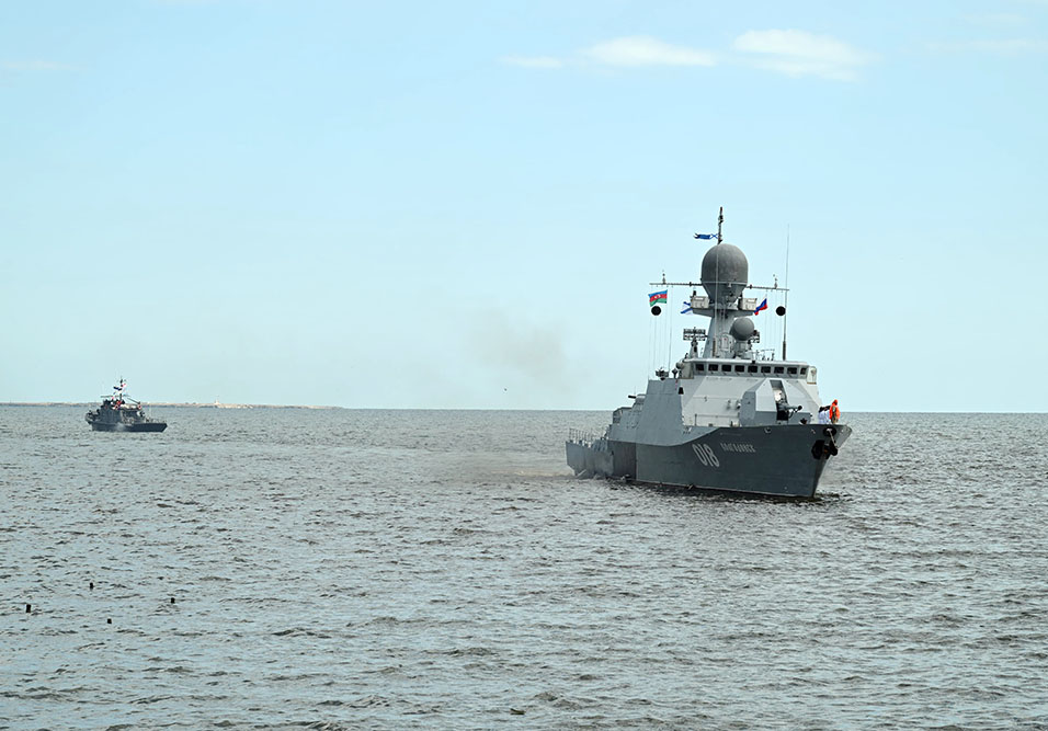 Корабли Каспийской флотилии ВМФ России совершили дружественный визит в Баку (ФОТО)