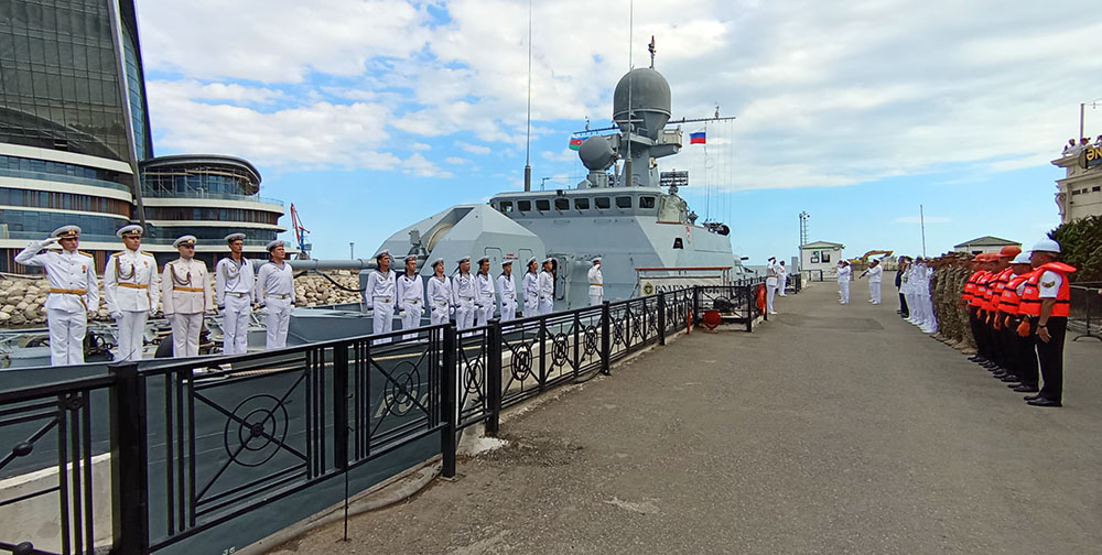 Корабли Каспийской флотилии ВМФ России совершили дружественный визит в Баку (ФОТО)