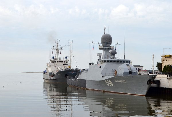 Warships of Russian Caspian Flotilla sail out of Baku port (PHOTO)