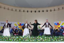 В Шеки прошел XIII Международный музыкальный фестиваль "Шелковый путь" – яркие краски праздника (ФОТО)