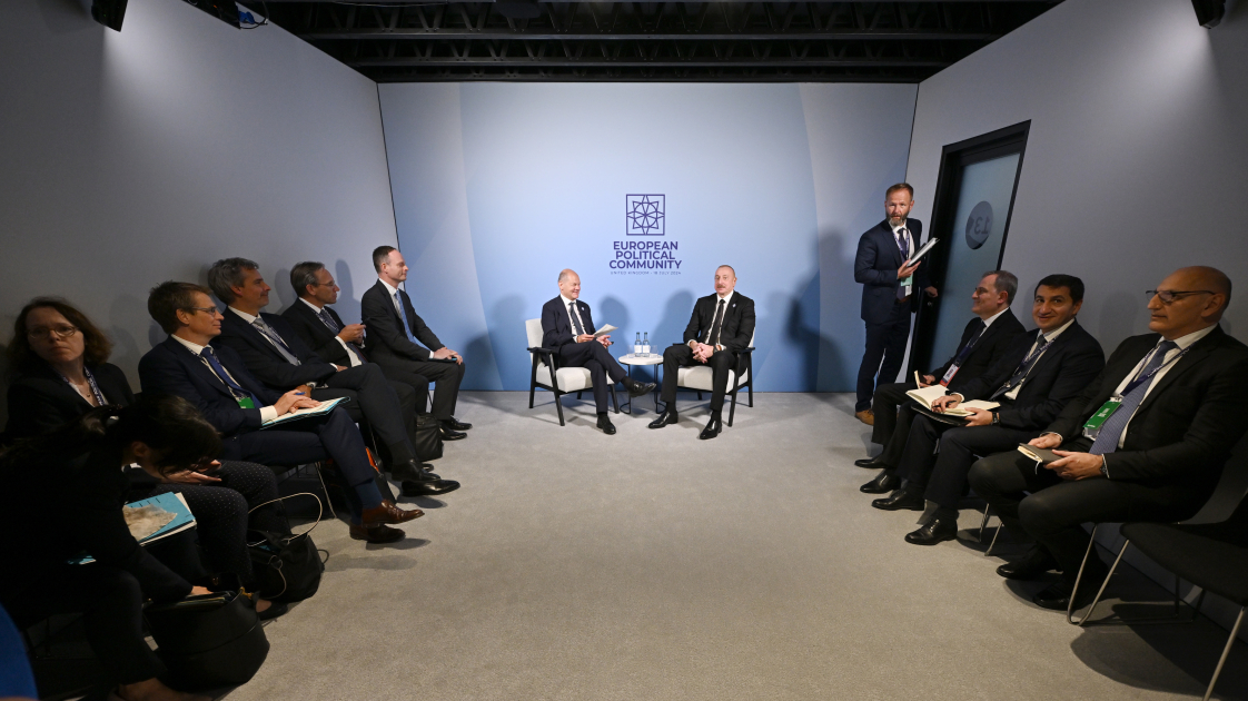 President Ilham Aliyev meets with German Chancellor Olaf Scholz in Oxford (PHOTO/VIDEO)