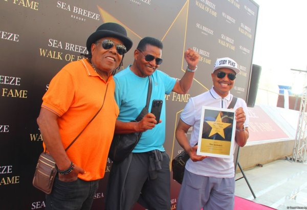 Легендарная группа The Jacksons заложила звезду в Sea Breeze Walk of Fame в Баку (ФОТО)
