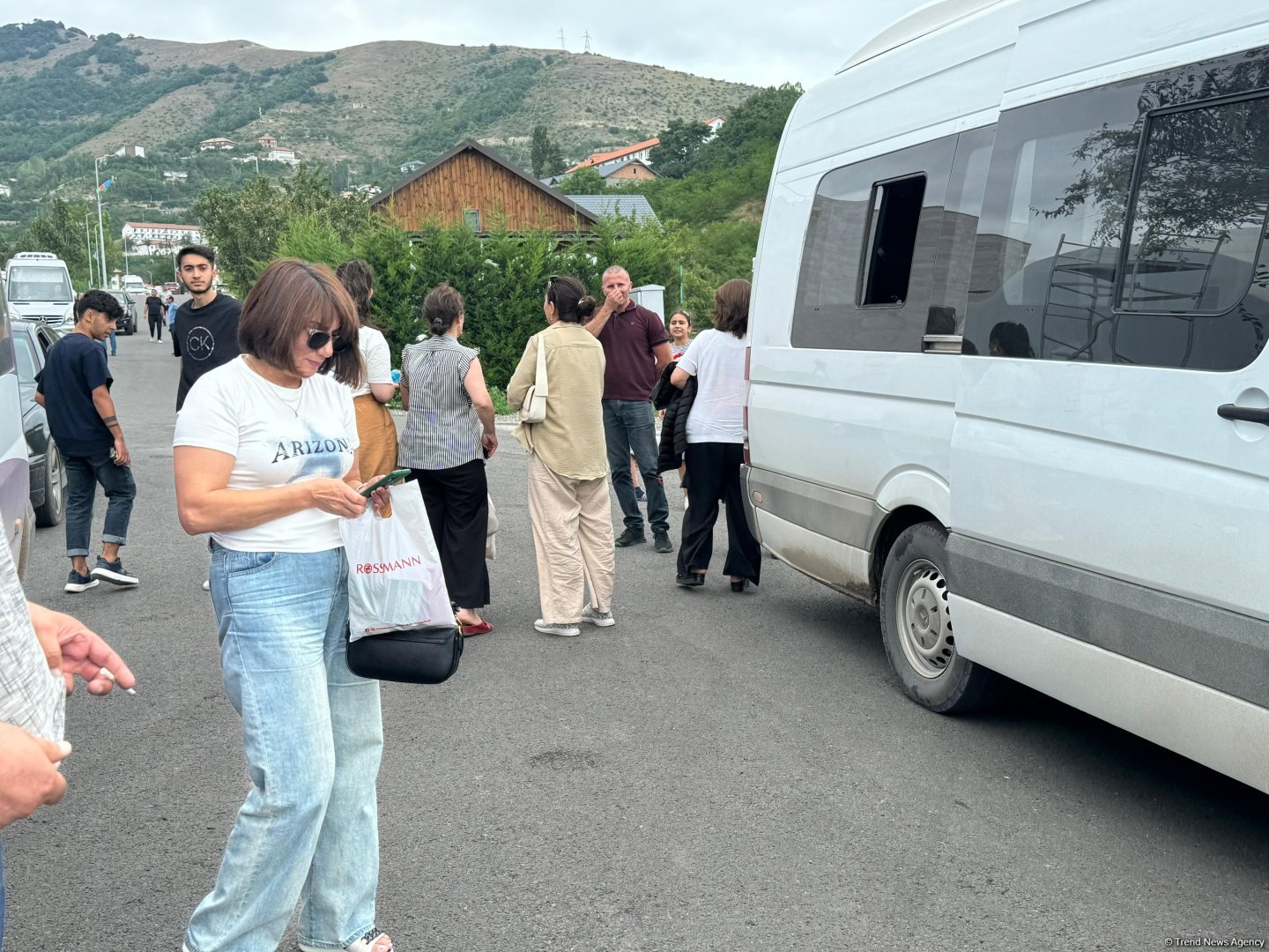 Очередной группе семей бывших вынужденных переселенцев в Лачине вручены ключи от домов (ФОТО)