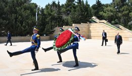 Владимир Путин посетил Аллею шехидов в Баку (ФОТО/ВИДЕО)