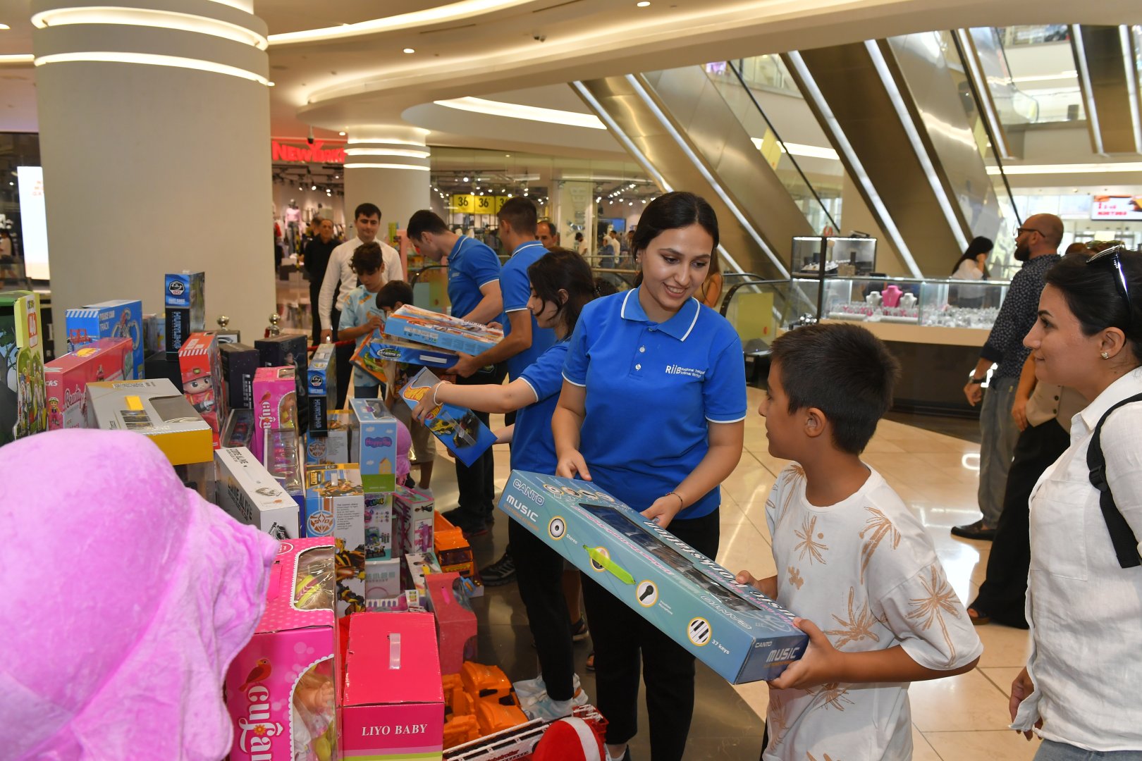 Heydar Aliyev Foundation organizes events for martyrs' children (PHOTO)