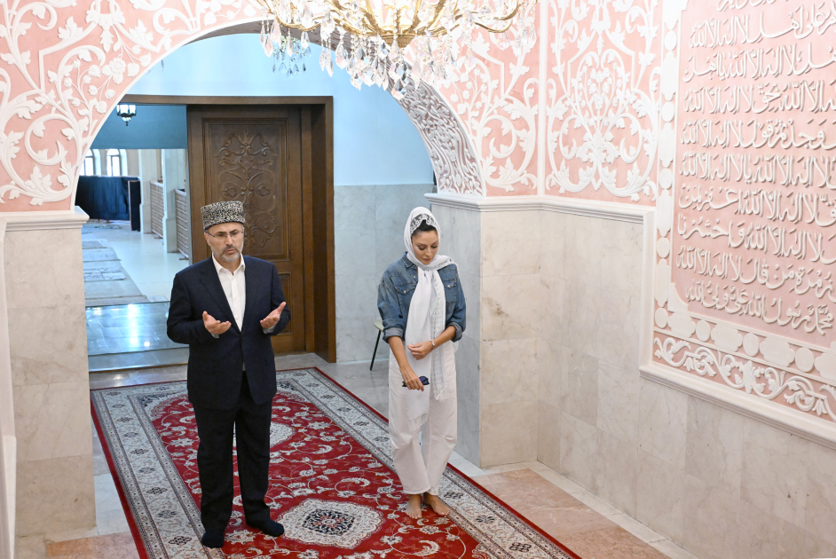 Azerbaijan's First Lady Mehriban Aliyeva visits Bibiheybet Shrine Complex (PHOTO)