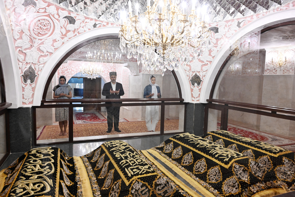 Azerbaijan's First Lady Mehriban Aliyeva visits Bibiheybet Shrine Complex (PHOTO)