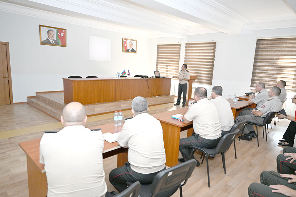 Azerbaijani military medicine experts hold meeting with Serbian counterparts (PHOTO)