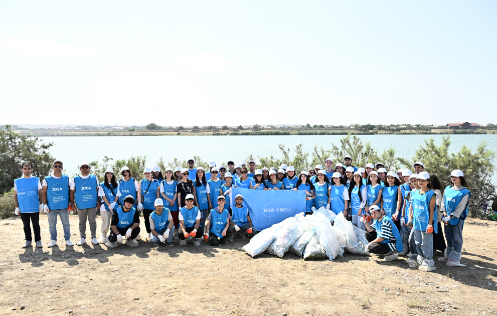 Heydar Aliyev Foundation VP Leyla Aliyeva joins clean-up action (PHOTO)