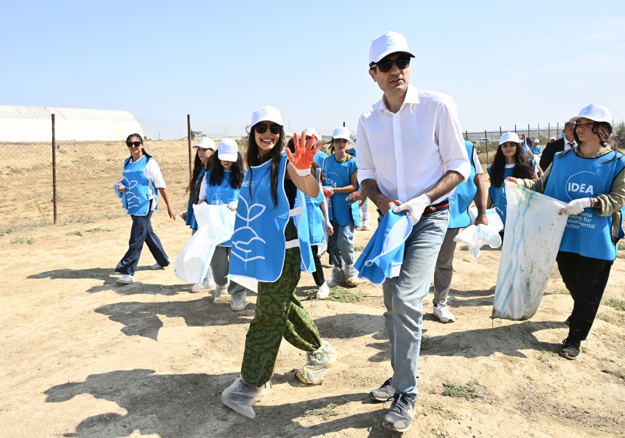 Heydar Aliyev Foundation VP Leyla Aliyeva joins clean-up action (PHOTO)
