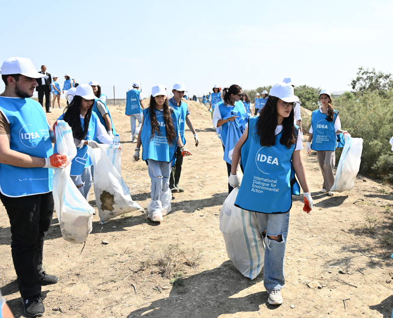 Heydar Aliyev Foundation VP Leyla Aliyeva joins clean-up action (PHOTO)