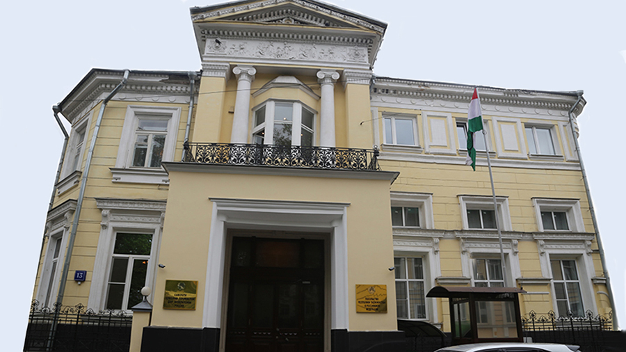 Гражданам Таджикистана рекомендовано воздержаться от поездок в Россию