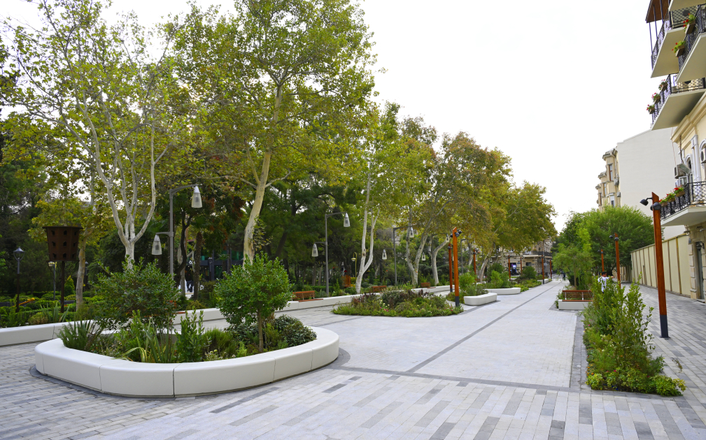 President Ilham Aliyev visits "Khagani" Garden and surrounding areas after improvements and renovations (PHOTO/VIDEO)
