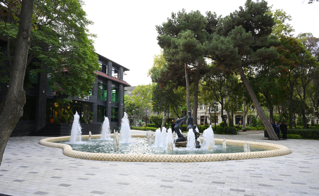 President Ilham Aliyev visits "Khagani" Garden and surrounding areas after improvements and renovations (PHOTO/VIDEO)