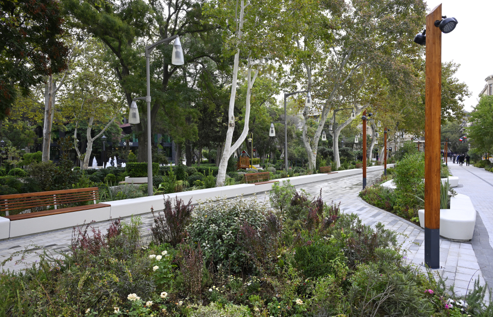 President Ilham Aliyev visits "Khagani" Garden and surrounding areas after improvements and renovations (PHOTO/VIDEO)