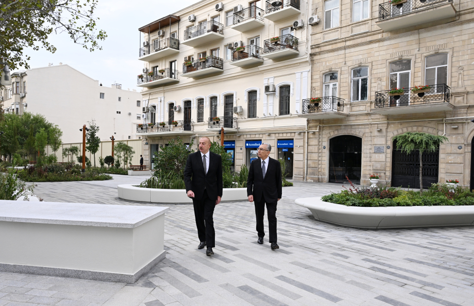 President Ilham Aliyev visits "Khagani" Garden and surrounding areas after improvements and renovations (PHOTO/VIDEO)