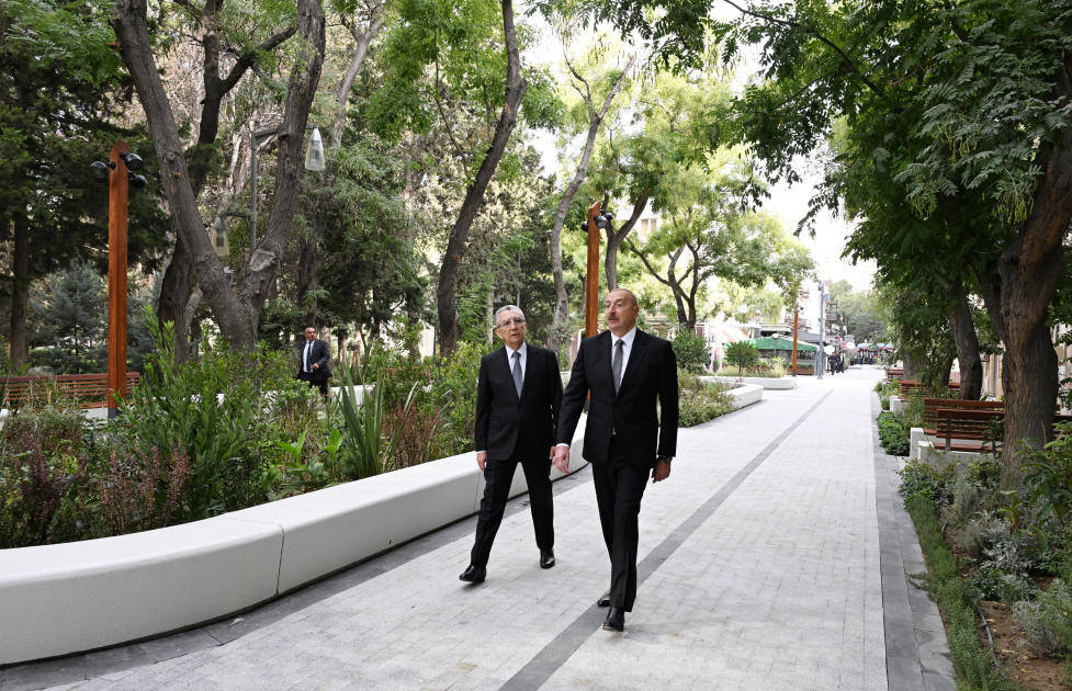 President Ilham Aliyev visits "Khagani" Garden and surrounding areas after improvements and renovations (PHOTO/VIDEO)