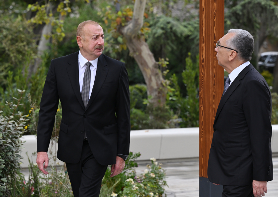 President Ilham Aliyev visits "Khagani" Garden and surrounding areas after improvements and renovations (PHOTO/VIDEO)