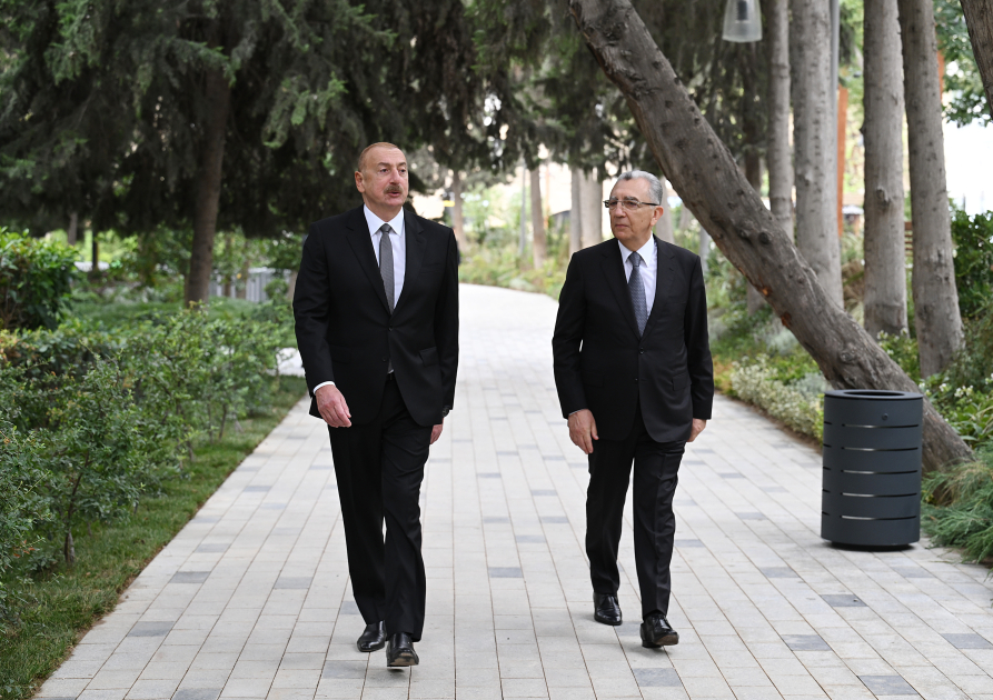 President Ilham Aliyev visits "Khagani" Garden and surrounding areas after improvements and renovations (PHOTO/VIDEO)