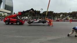 Во время третьих свободных заездов команд "Формулы-1" в Баку произошла авария (ФОТО/ВИДЕО)