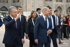 Президент Узбекистана встретил в Самарканде канцлера Германии Олафа Шольца (ФОТО)