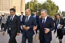 Президент Узбекистана встретил в Самарканде канцлера Германии Олафа Шольца (ФОТО)