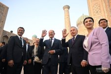 Президент Узбекистана встретил в Самарканде канцлера Германии Олафа Шольца (ФОТО)