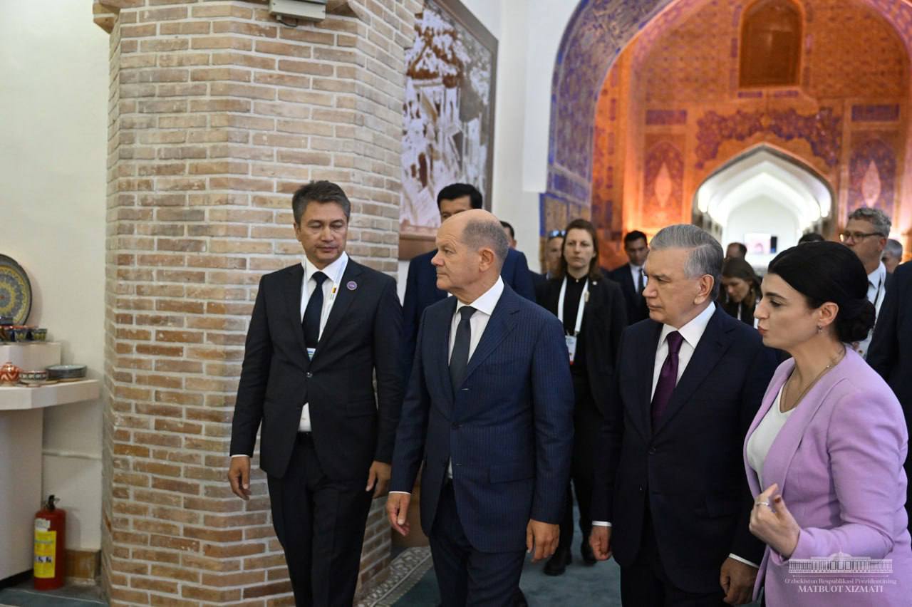 Президент Узбекистана встретил в Самарканде канцлера Германии Олафа Шольца (ФОТО)