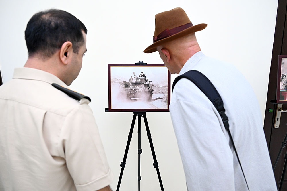 Azerbaijan's defense ministry holds meeting with famous photographer Reza Deghati (PHOTO)