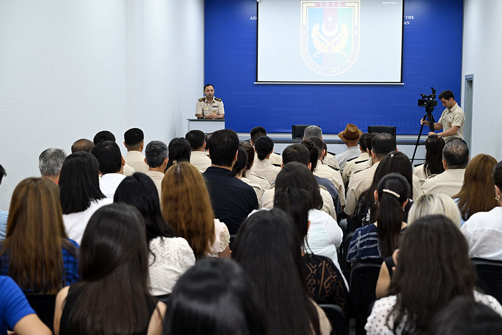 Azerbaijan's defense ministry holds meeting with famous photographer Reza Deghati (PHOTO)